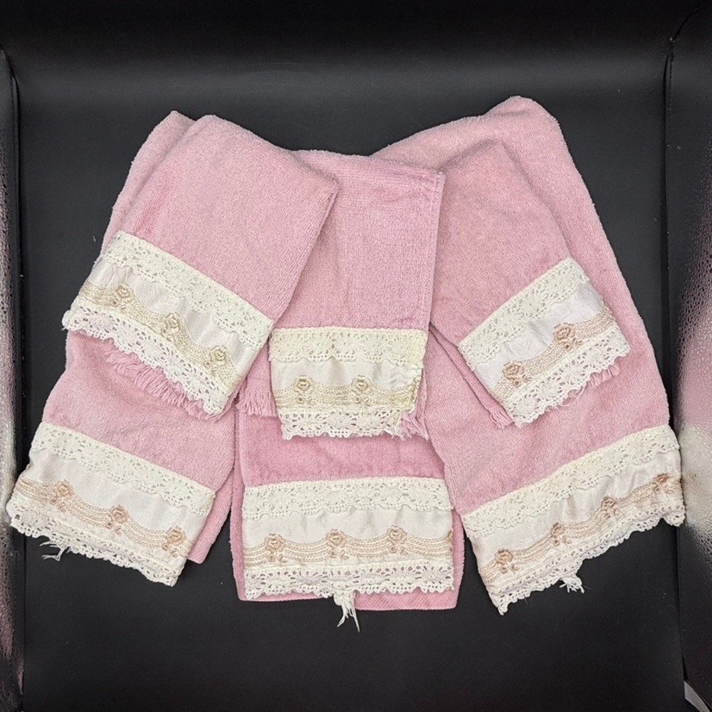 Vtg Avanti Towel Set Pink Lace Trim Hand Guest Towels OS Coquette Cottage Boho